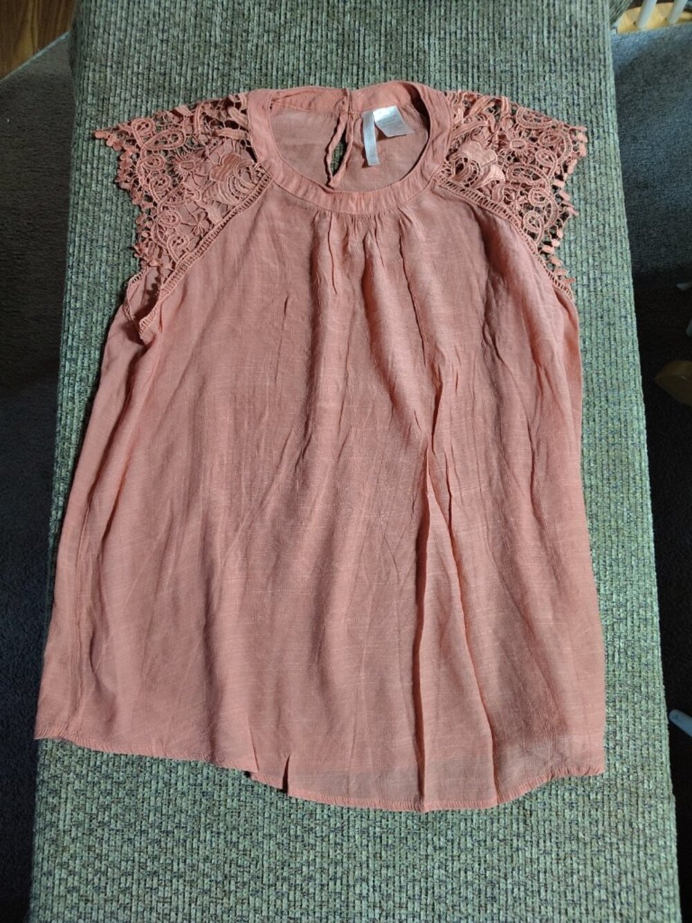 Forgotten Grace Ladies Laced Sleeve blouse Size Large